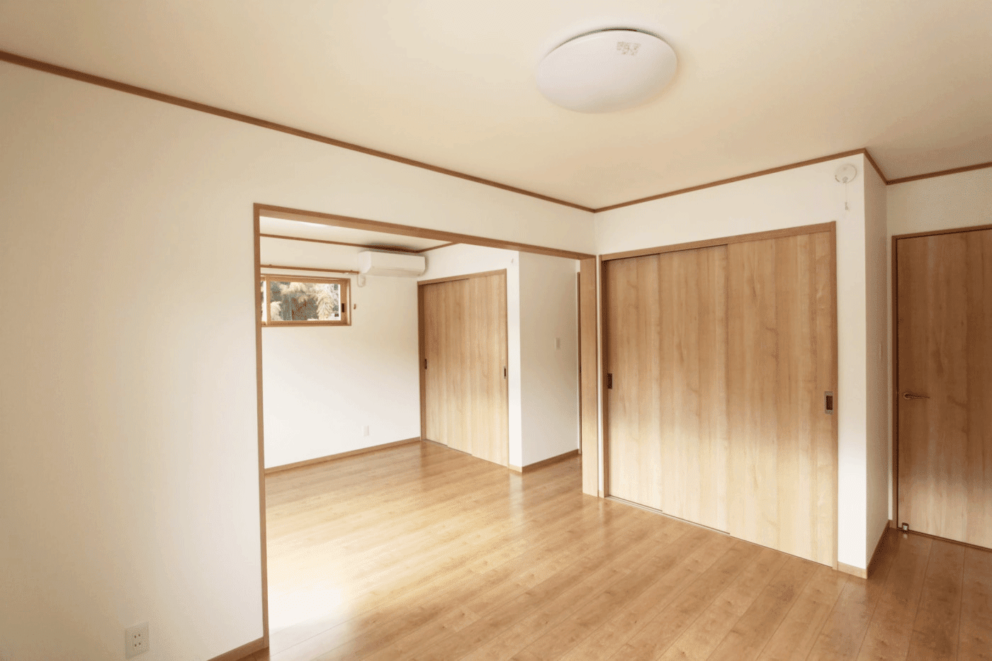 広々としたフロアーの部屋